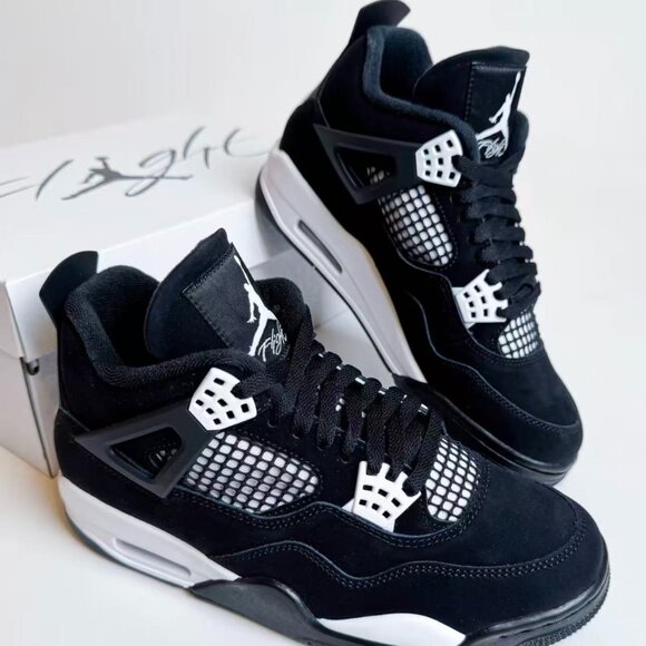 AJ4 Black and White - Picture 1 of 7